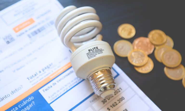 ¿Por qué podrían bajar las cuentas de la luz? Las consecuencias del error de cálculo en las tarifas que se detectó