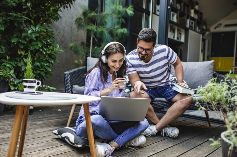 Estudio de WOM y Cadem: 7 de cada 10 personas están dispuestas a aprender nuevas habilidades con IA y 35% la ocupa varias veces por semana
