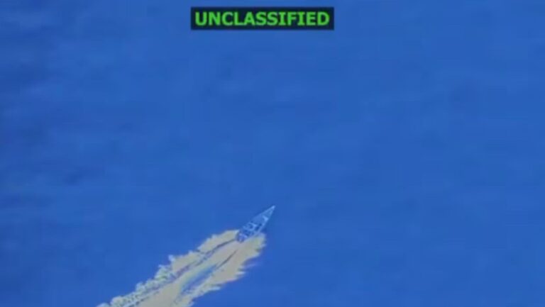 EE.UU. ataca otro bote frente a la costa de Venezuela y mata a cuatro personas, dijo el secretario de Defensa