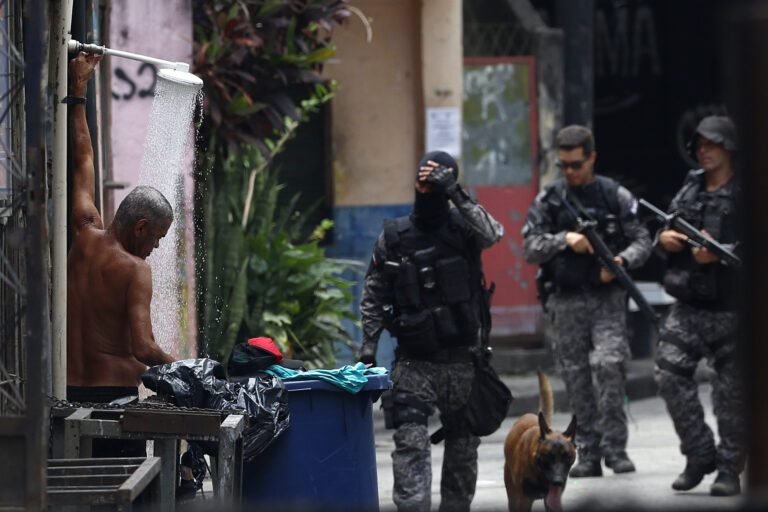 Operativo policial contra narcos en favelas de Río de Janeiro terminan con 64 muertos y 81 detenidos