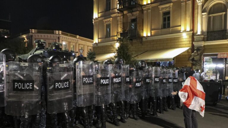 Georgia: La policía frena mitin opositor tras intento de asalto presidencial en Tiflis