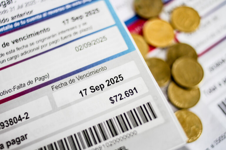 Gobierno confirma acuerdo de compensación por alza de la luz: ¿Cuánto bajarán las cuentas y cuándo serán las devoluciones?