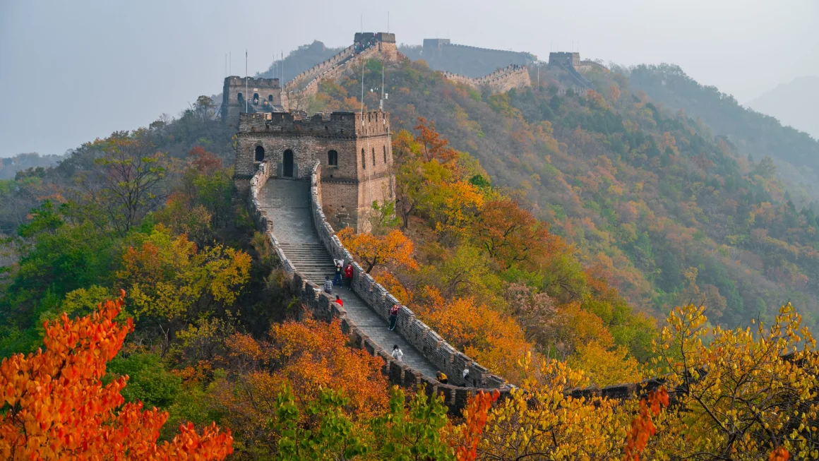 Beijing: la sección Mutianyu de la Gran Muralla China se encuentra al noreste de la ciudad y es uno de los 25 destinos incluidos en la lista "Lo mejor del mundo" de National Geographic para 2026. Twenty47studio/Moment RF/Getty Images