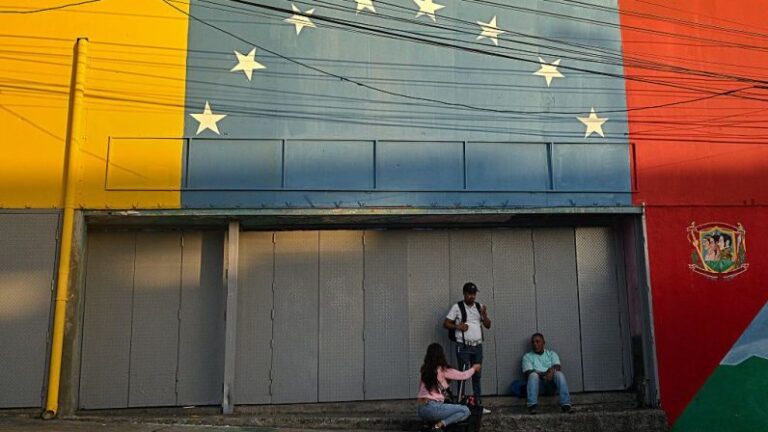 “Mucha incertidumbre”: Venezolanos adoptan medidas ante escalada de tensión con EE.UU.