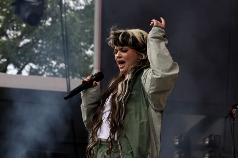 Tras sufrir desmayo en pleno concierto: Lola Young cancela todos sus conciertos “hasta nuevo aviso”