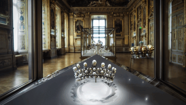 Las imágenes de las joyas de Napoleón y la realeza francesa robadas del Louvre