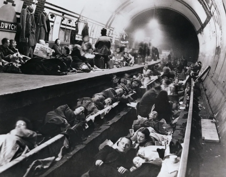 Los londinenses intentan dormir en 1940 en una estación de metro que se convirtió en refugio antiaéreo. Archivo Bettmann/Getty Images