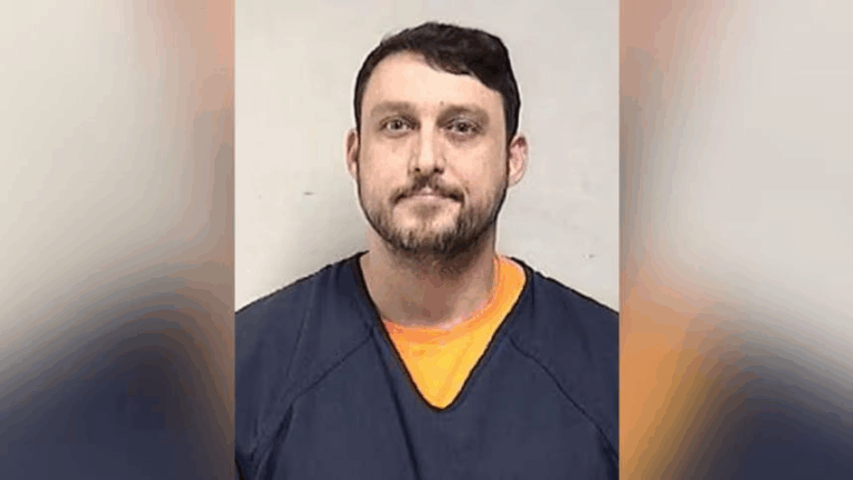 “Hay que usar balas”: Sujeto fue detenido y acusado por publicar videos en TikTok pidiendo matar a agentes de ICE en EE. UU.