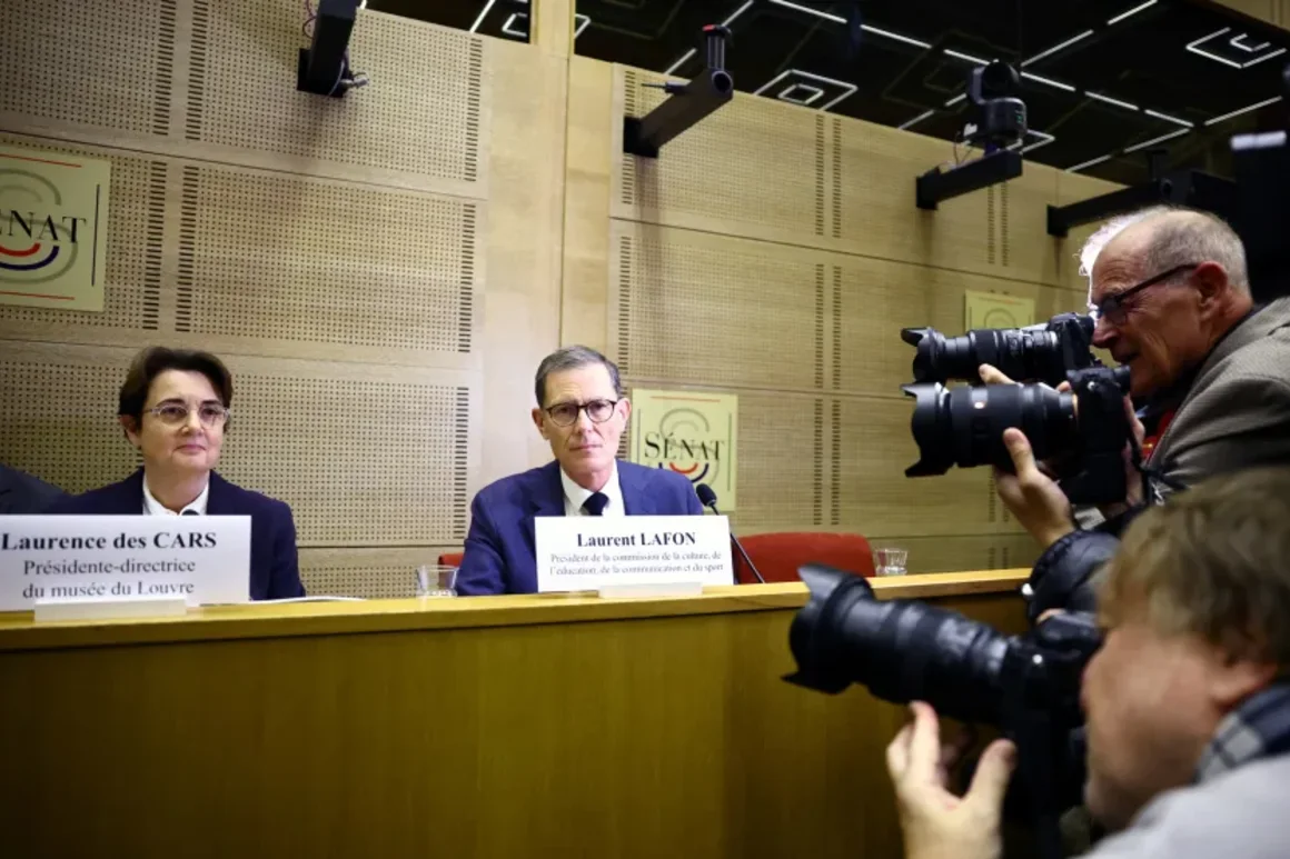Laurence des Cars, presidente y director del Museo del Louvre, se sienta junto al senador francés Laurent Lafon antes del inicio de una audiencia en París, Francia, el miércoles. Sarah Meyssonnier/Reuters