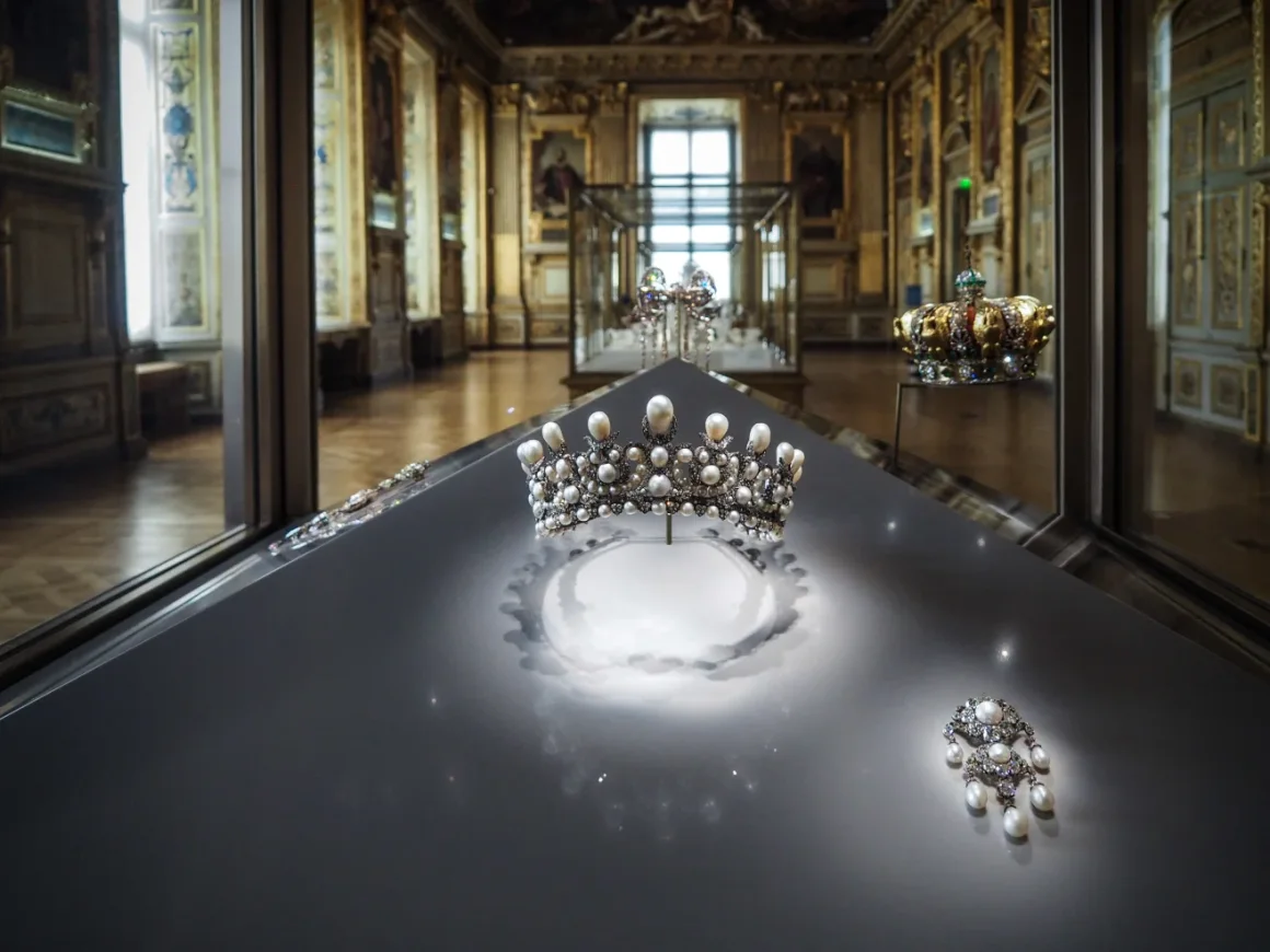 La diadema de perlas de la emperatriz Eugenia se exhibió en la Galería de Apolo del Louvre en París, Francia, el 20 de mayo de 2021. Se encuentra entre las ocho piezas que aún faltan. Maeva Destombes/Hans Lucas/AFP/Getty Images