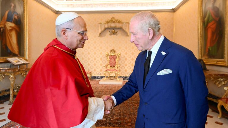 El rey Carlos se reúne con el papa León XIV en el Vaticano en medio del escándalo del príncipe Andrés