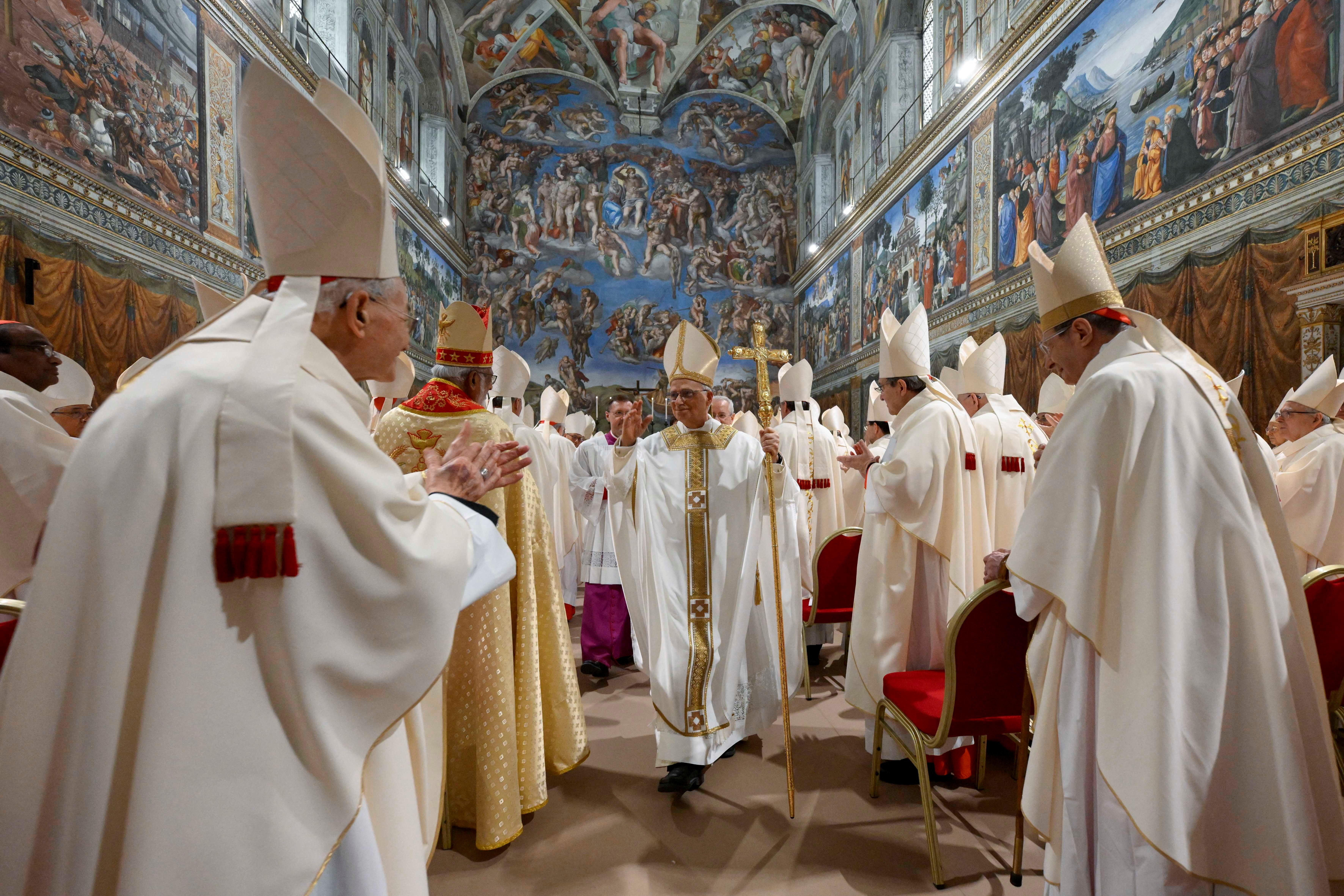 El Papa León XIV camina en la Capilla Sixtina del Vaticano el 9 de mayo, un día después de su elección como pontífice. Francesco Sforza/Vatican Media/Reuters vía CNN Newsource