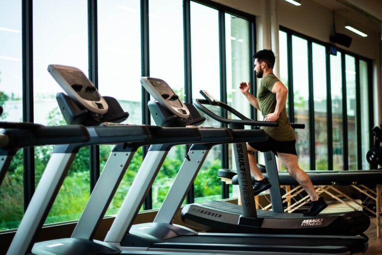 Ante aumentos de inscripciones en primavera-verano: Sernac entrega recomendaciones al contratar un gimnasio