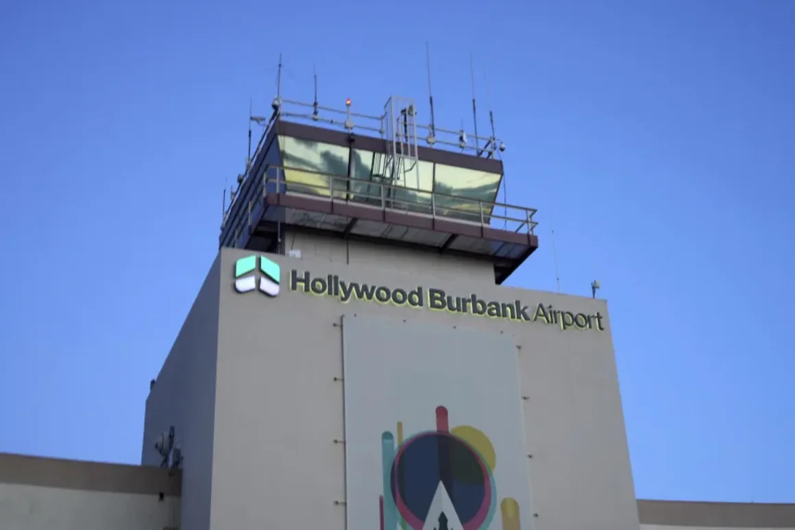 La torre de control de tráfico aéreo del Aeropuerto Hollywood Burbank, el 27 de enero, en Burbank, California. Kirby Lee/AP