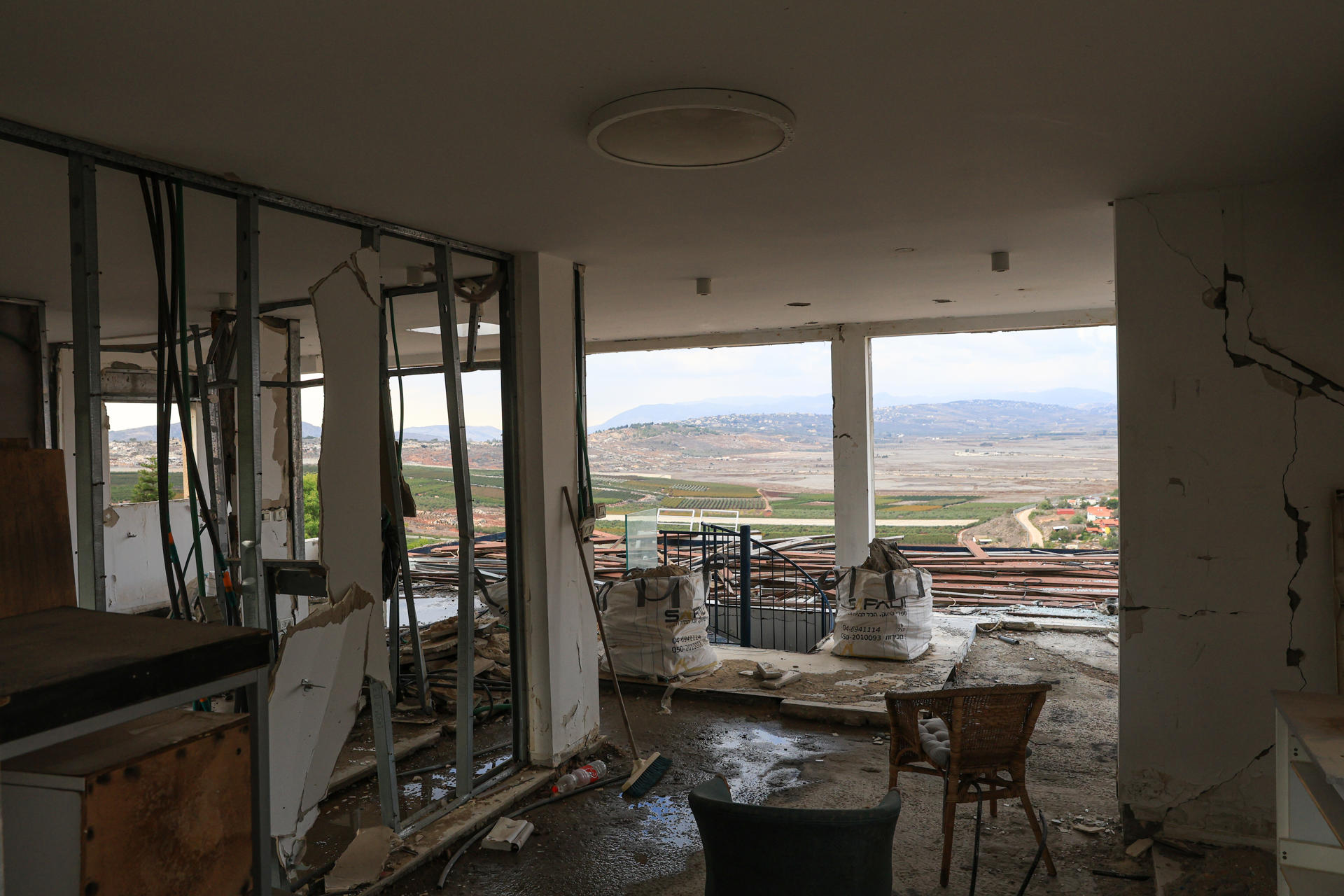 Una de las viviendas destruídas en Metula por misiles lanzados de Hizbulá. EFE/Magda Gibelli