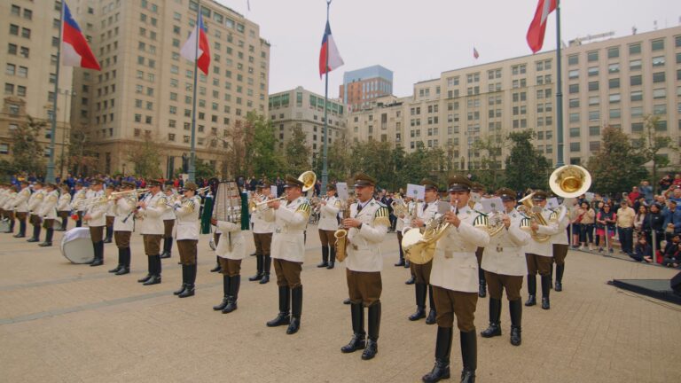 Carabineros sorprende interpretando éxitos de AC/DC durante ceremonia de cambio de guardia