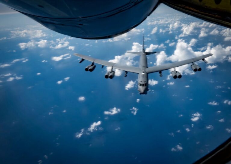 Bombarderos estadounidenses hacen demostraciones de ataque frente a las costas de Venezuela en el Caribe