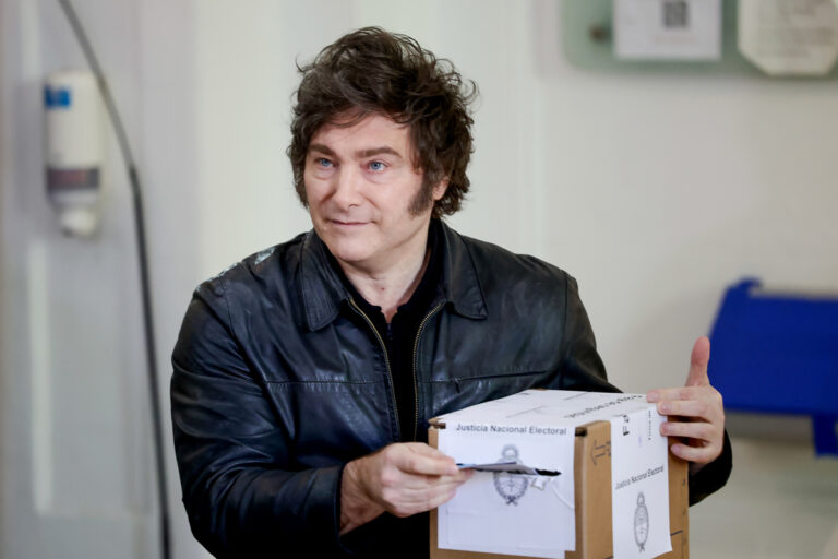 Argentina: Gobierno de Javier Milei autoriza la compra y tenencia de fusiles semiautomáticos a civiles