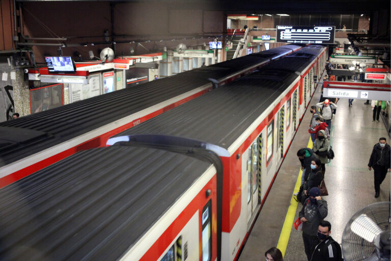 Cierran 4 estaciones de la Línea 1 del Metro de Santiago: Empresa reportó a una persona en la vía en Pedro de Valdivia