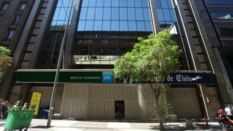 Comisión de Hacienda de la Cámara Baja aprobó reponer el feriado bancario