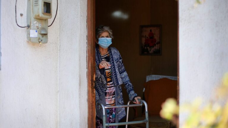 Mantener a un adulto mayor en un hogar de larga estadía cuesta entre $650 mil a más de $1 millón, según encuesta