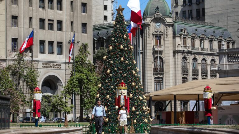 Panoramas gratuitos este 6 y 7 de diciembre: Navidad en el MUT, Cómic Zone en Santiago y Feria del Libro en Ñuñoa