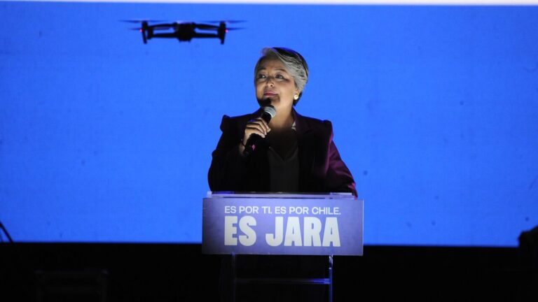 UDI exige a Jeannette Jara disculparse con Carabineros por cánticos de adherentes en cierre de campaña