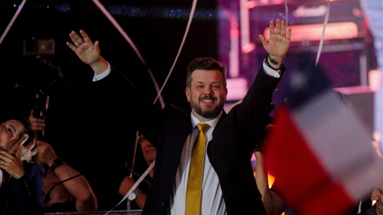 Cierre de campaña de Kaiser: Indultos a Carabineros “condenados por defender la democracia” y críticas al PC