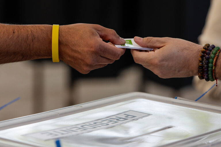 ¿Hasta qué hora puedo ir a votar hoy en las elecciones 2025?