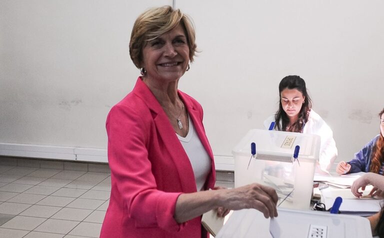 Evelyn Matthei tras votar: Dijo estar confiada en que la ciudadanía optará por alguien que 