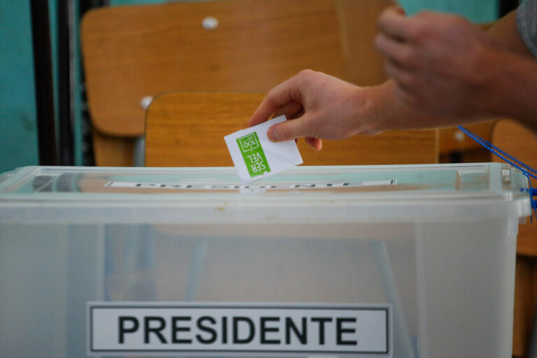 Comienza el cierre de mesas: Sigue aquí el conteo de votos en vivo de las Elecciones 2025