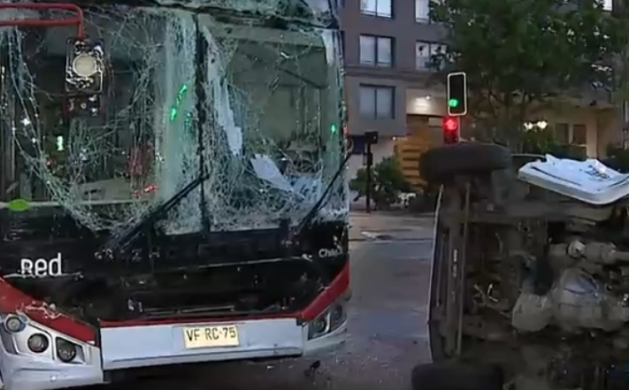 Bus RED chocó con camión en pleno centro de Santiago