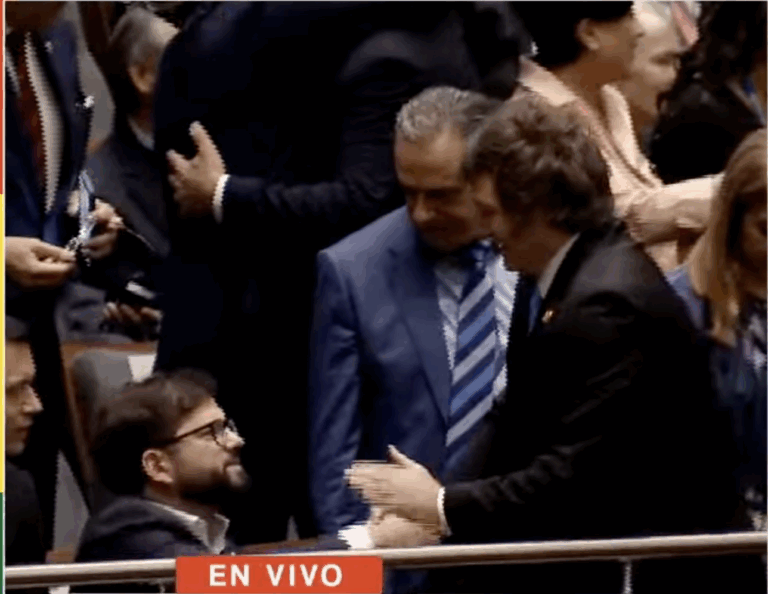 El frío saludo entre Boric y Milei: Mandatario chileno no se levantó de su asiento