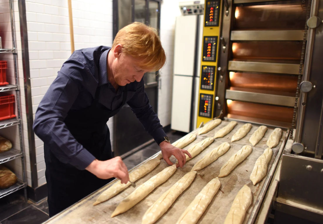 Eric Kayser, a quien vemos aquí en la ciudad de Nueva York en 2017, tiene cientos de panaderías en todo el mundo. Timothy A. Clary/AFP/Getty Images
