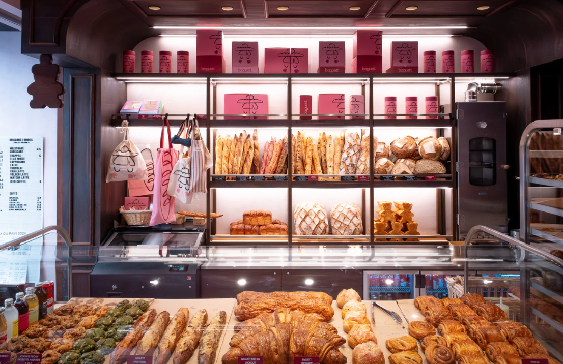 Las baguettes rosas se encuentran entre la variedad de productos horneados que se venden en baguett., una tienda conceptual y "bar de baguettes" de Eric Kayser en París. Maison Kayser