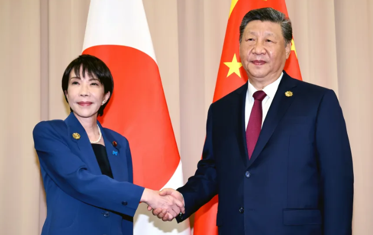 La primera ministra japonesa Sanae Takaichi y el líder chino Xi Jinping se dan la mano antes de su reunión al margen de la Cumbre de la APEC celebrada en Corea del Sur el mes pasado. Asahi Shimbun/Getty Images