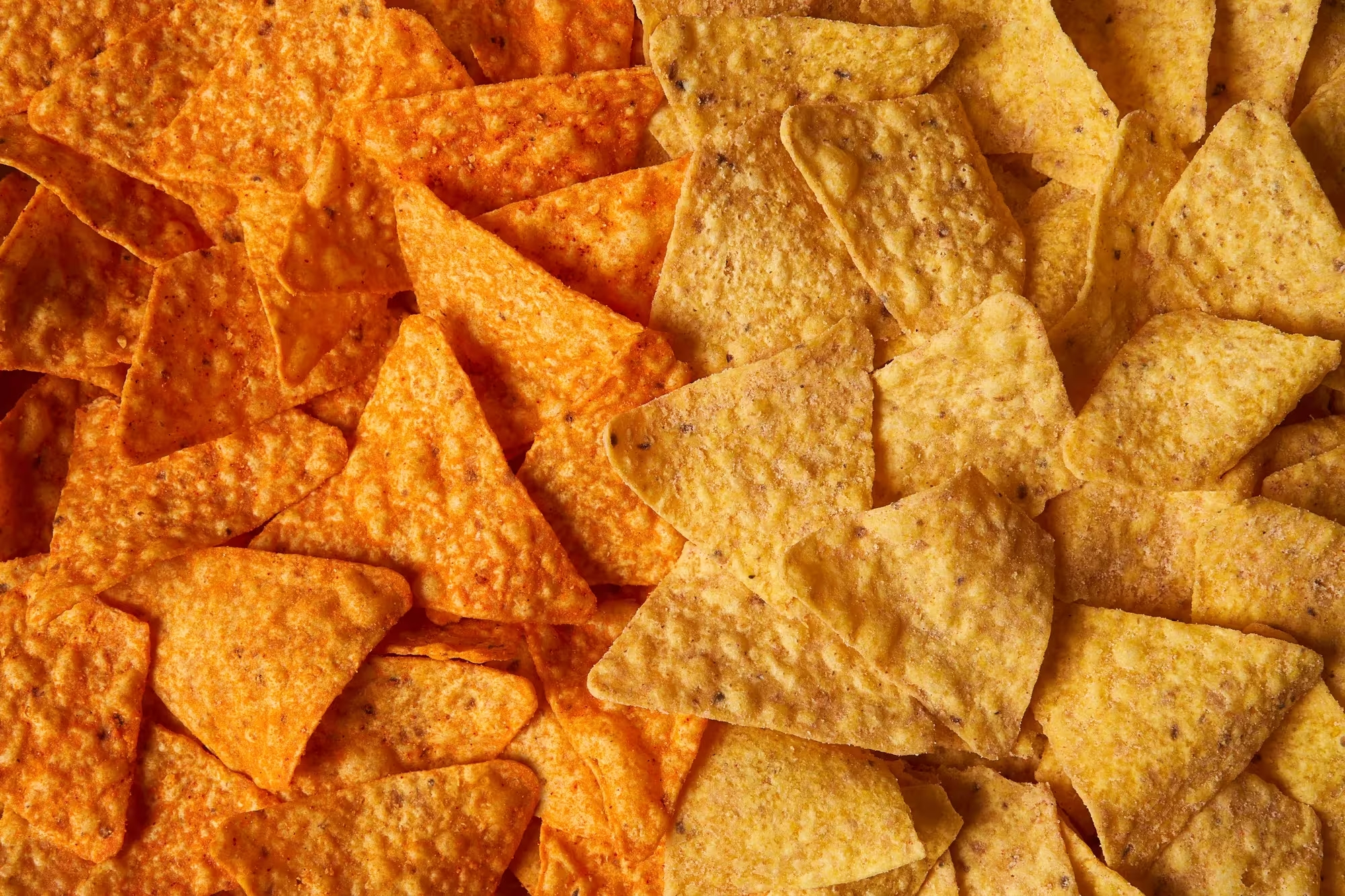Doritos® Nacho Cheese (izquierda) junto al nuevo Simply NKD™ Nacho Cheese (derecha). Fotografía: Brielle Patton, D3 Studio.