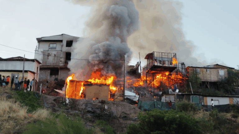 Incendio afecta a toma Nueva Esperanza de Cerrillos: Varias viviendas fueron consumidas