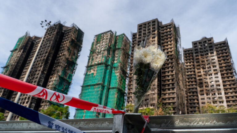 Hong Kong anuncia 8 nuevas detenciones mientras cifra de muertos por incendio aumenta a 128