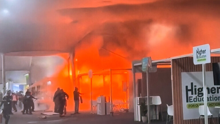 Incendio obliga a evacuación masiva en la COP30 de Belém durante críticas negociaciones climáticas