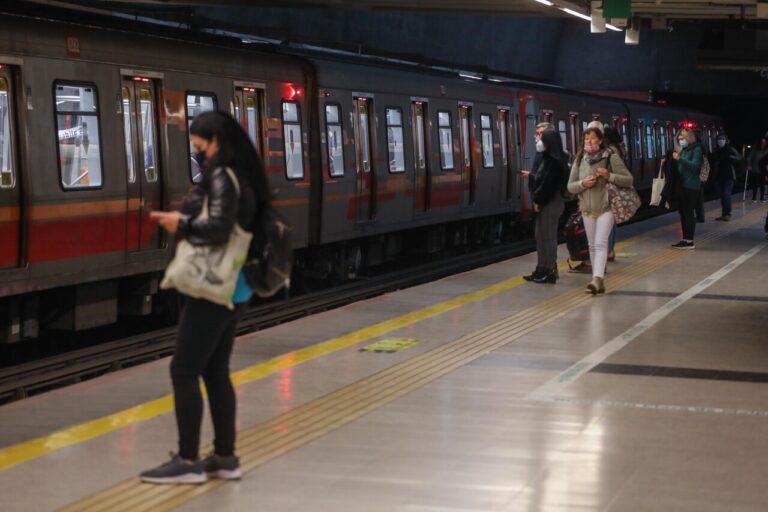 Cierran 9 estaciones de la Línea 4 del Metro de Santiago: Empresa reportó a una persona en la vía en estación Grecia