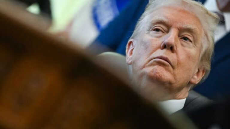 Trump amenaza a la BBC con demanda de 1.000 millones por documental 