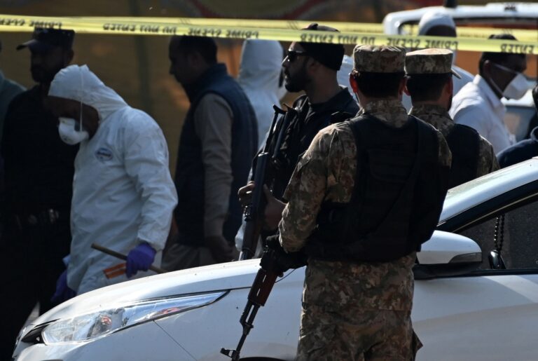 Ataque suicida en Pakistán deja al menos 12 muertos y más de 25 heridos