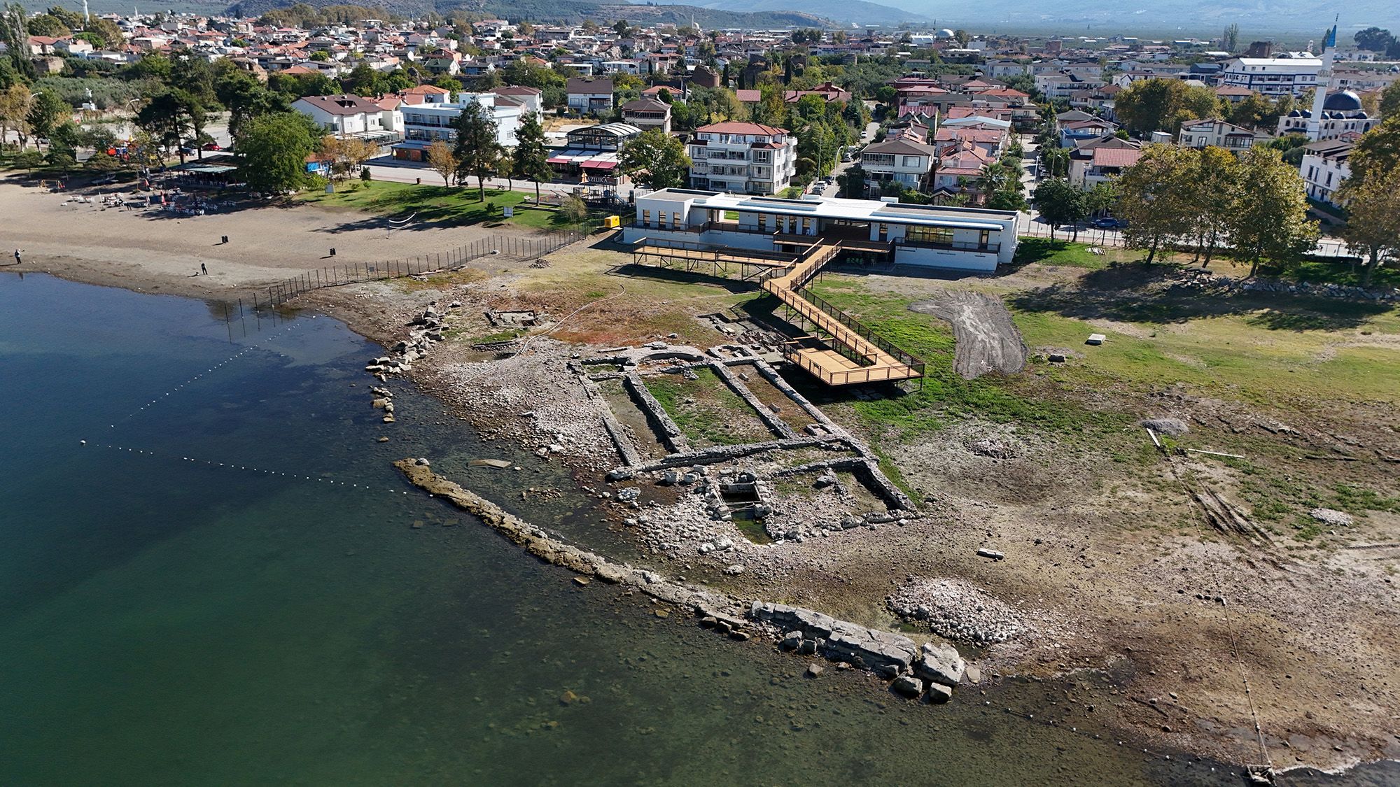 Los restos de la basílica bizantina hundida de San Neófito junto al lago Iznik, donde se espera que el Papa León XIV visite para las celebraciones del 1.700 aniversario del Primer Concilio de Nicea, durante su viaje a Turquía. Murad Sezer/Reuters