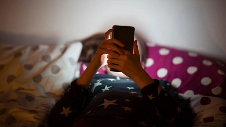 Parlamento Europeo propone restringir el acceso de menores a redes sociales y pide reglas más estrictas para su uso digital