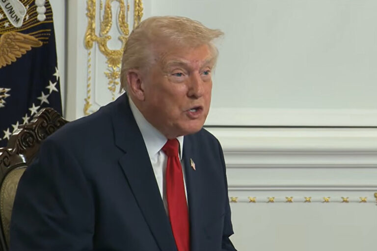 Donald Trump llama “estúpida” a reportera por preguntarle por qué culpa a Joe Biden del tiroteo en DC