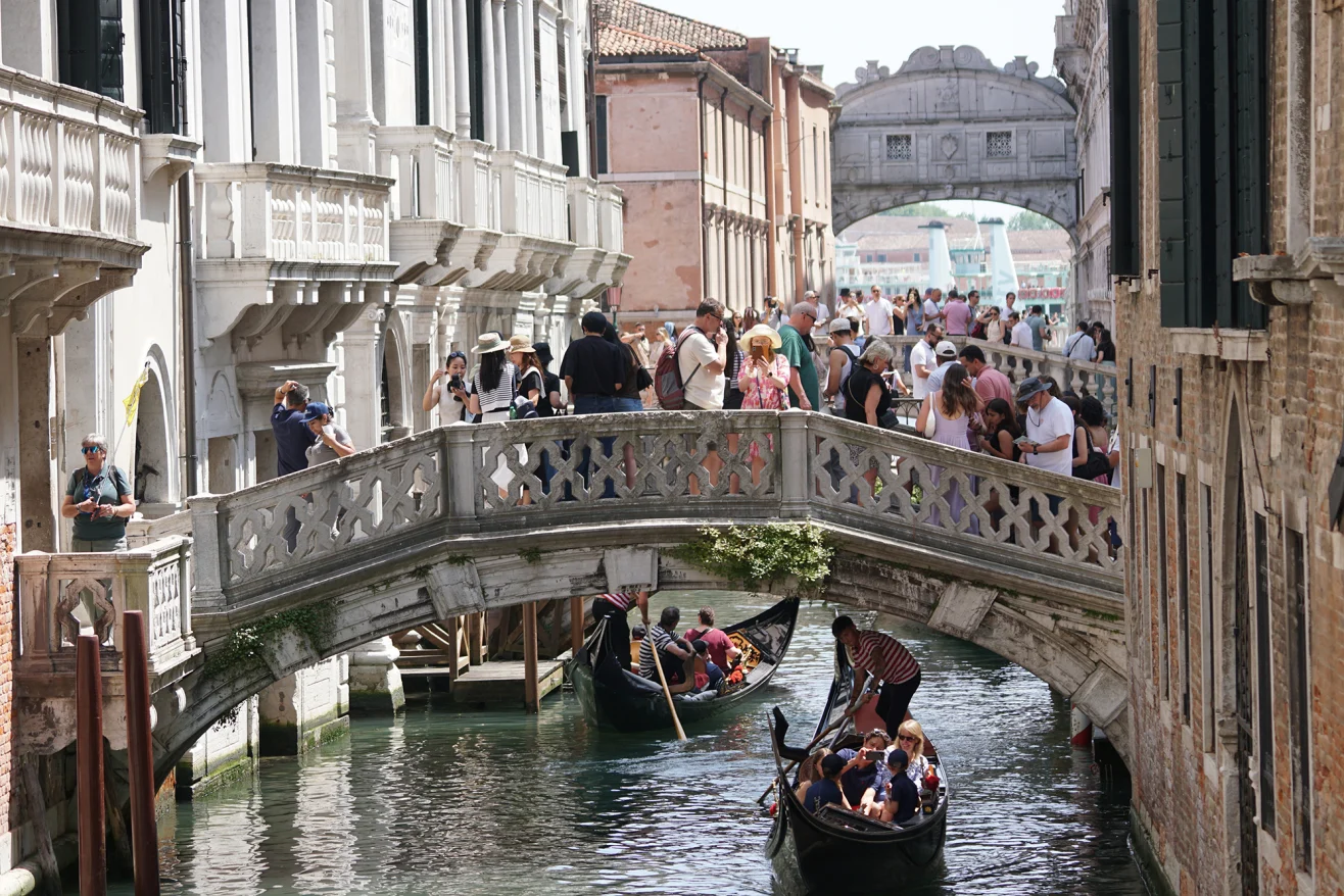 Venecia ha sufrido tal afluencia de turistas en temporada alta que la ciudad ha instaurado un impuesto para los excursionistas. Andrea Merola/Bloomberg/Getty Images