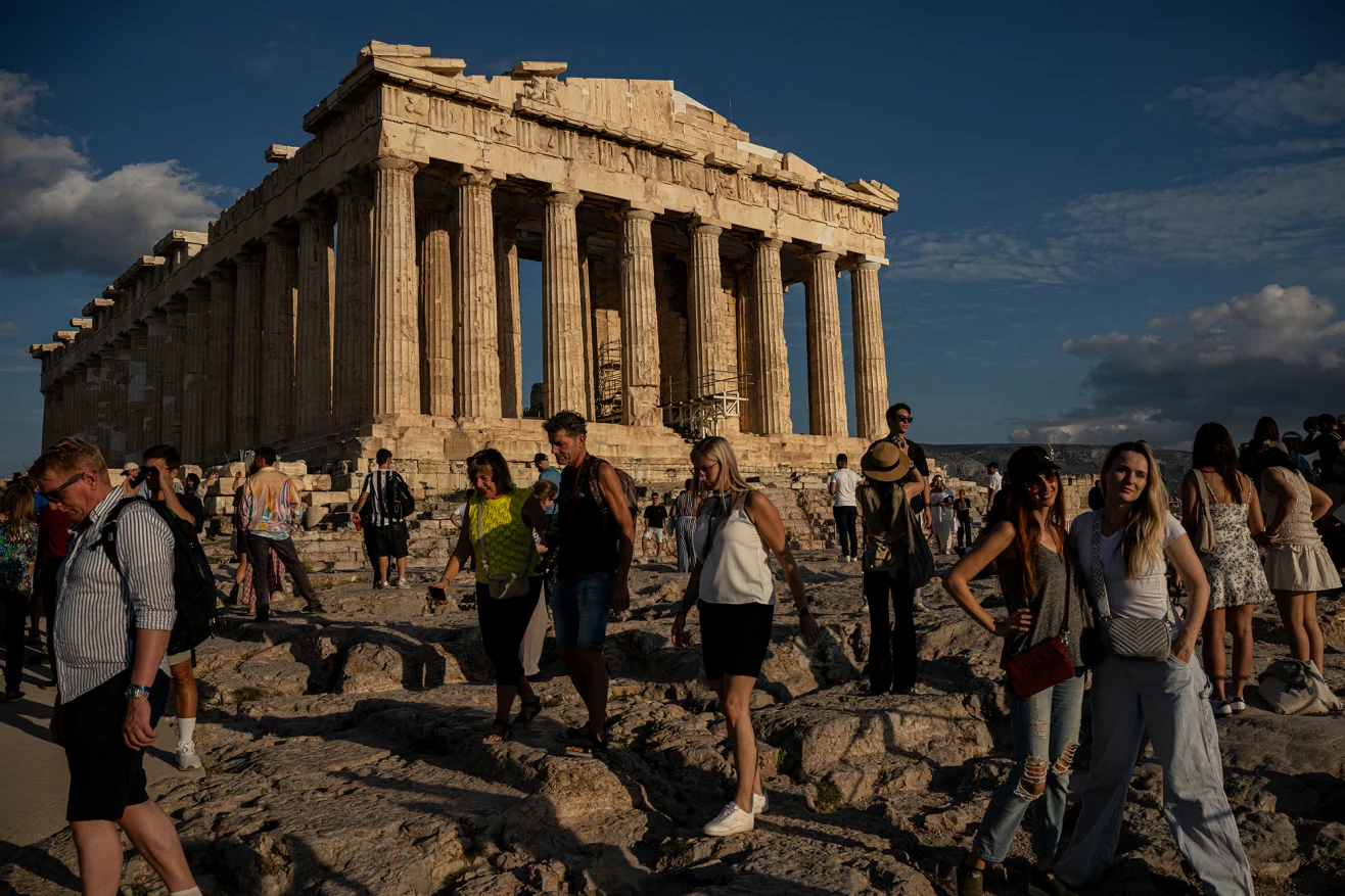 Este año, los turistas siguieron haciendo cola para visitar la Acrópolis hasta bien entrado el otoño. Ángelos Tzortzinis/AFP/Getty Images