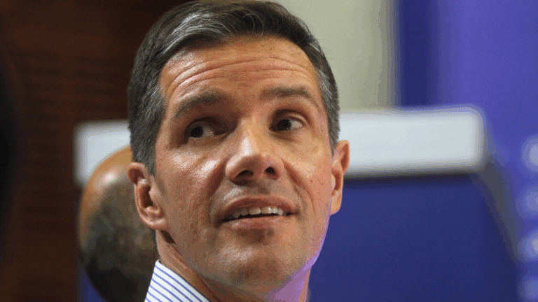 Terremoto en Azul Azul: CMF sanciona a Michael Clark con millonaria multa y 5 años fuera de cargos directivos por caso Sartor