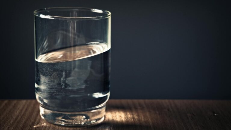 Avanza en el Senado proyecto que obliga a locales de comida ofrecer agua potable gratis a consumidores